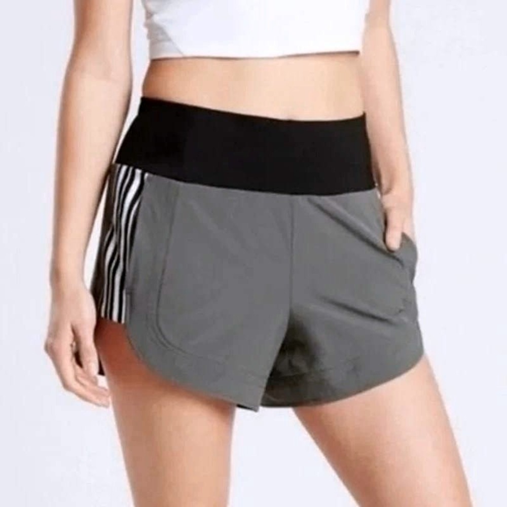 Athleta size 6 Ascender Running Shorts Stripe side Pockets